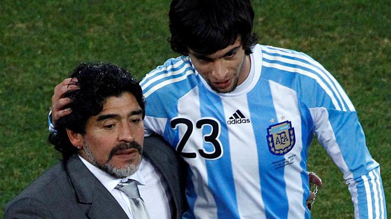 Javier Pastore z Diegom Maradono. (Foto: Reuters)