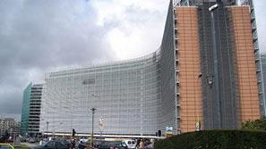 Zvišanje plač za 46 tisoč uradnikov, ki delajo v Evropski komisiji, Svetu, Evrop