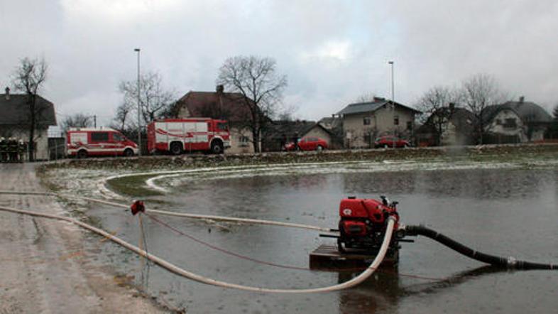 Ponekod je meteorna voda zalila kleti, poplavljanje reke Krke je zaprlo cesto, z