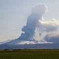Največja turistična atrakcija Islandije je trenutno bruhajoči vulkan Eyjafjallaj