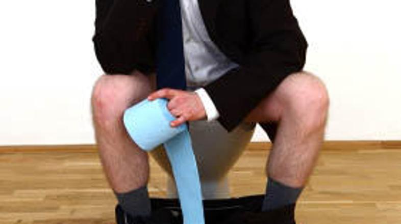 Najpogostejši znak pri notranjih hemoroidih je sveža kri, ki se pojavi ob in po 