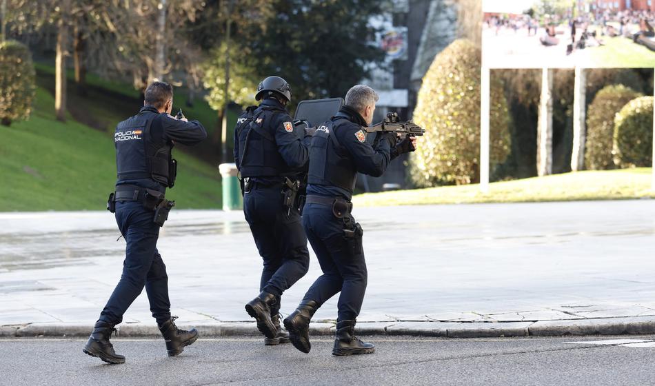 Moški kruto umoril svoja starša, v kritičnem stanju tudi dojenček