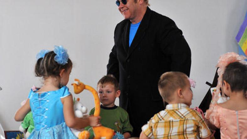 Elton John je zapel nekaj pesmi v sirotišnici, kjer so otroci, katerih starši so