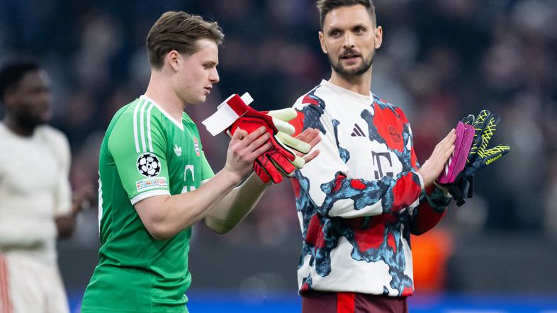 Jonas Urbig in Sven Ulreich