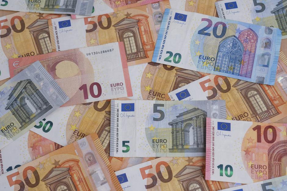 Denar bankovci evri | Avtor: Profimedia