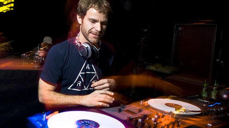 Dj DK je del zelo uspešne londonske založbe Ninja Tune in Judgea, poleg tega pa 