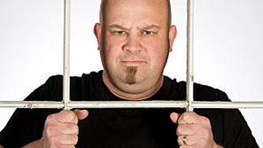 Zapornik z bizarnimi zahtevami upraviteljem zapora povzroča sive lase.