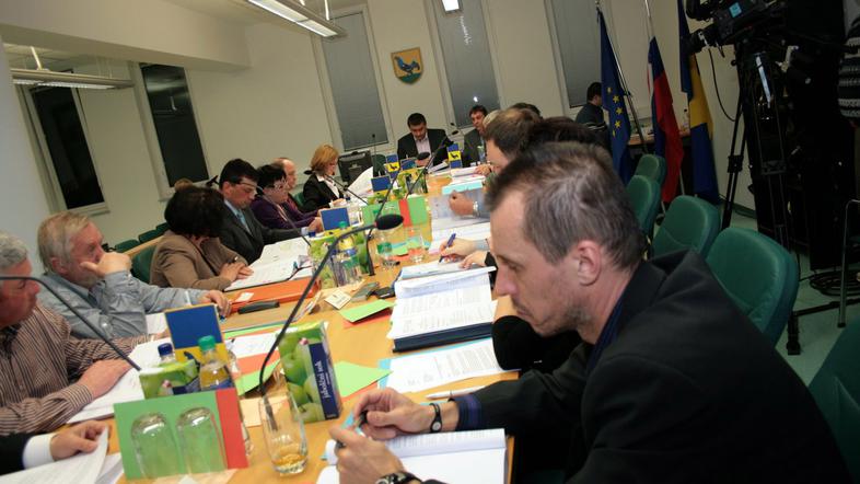 V Kranjski Gori so zaradi še vedno zaprte 137 tisoč evrov vredne vodarne sklical