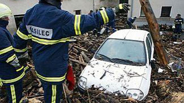 Gasilci so se tudi v sredo še naprej prebijali po ruševinah in naraslih vodah.