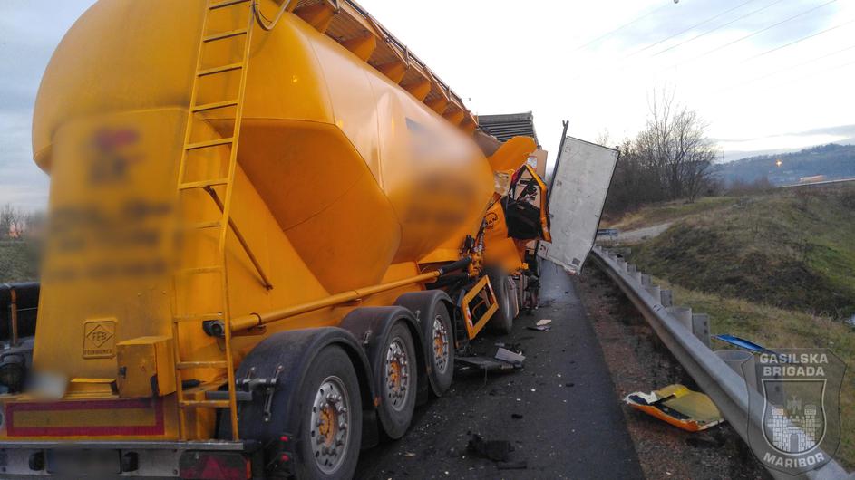 Trčenje dveh tovornjakov