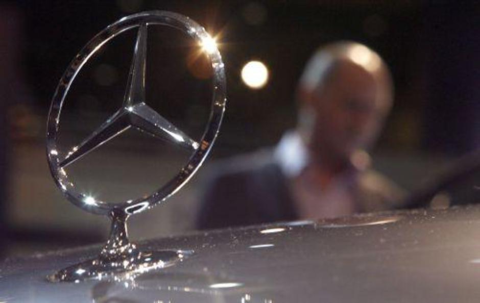 Znamka proizvajalca najbolj znanih svetovnih avtomobilom Mercedes Daimler je vre | Avtor: Žurnal24 main