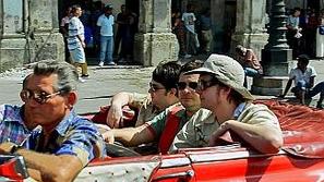 Manici so leta 2001 kot prvi znan zahodnjaški bend igrali na Kubi in se srečali 