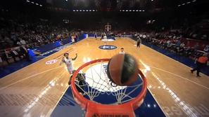 Planinić Anadolu Efes Armani Milano Evroliga Top 16 obroč koš