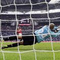 Vratar Evertona Tim Howard je takole obranil enajstmetrovko Ria Ferdinanda.
