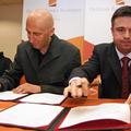 Esad Babačić in član uprave Deželne banke Slovenije Štefan Belingar sta podpisal