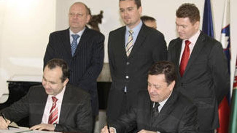 Nedžad Grabus in Zoran Janković podpisujeta pogodbo o prodaji zemljišč za džamij