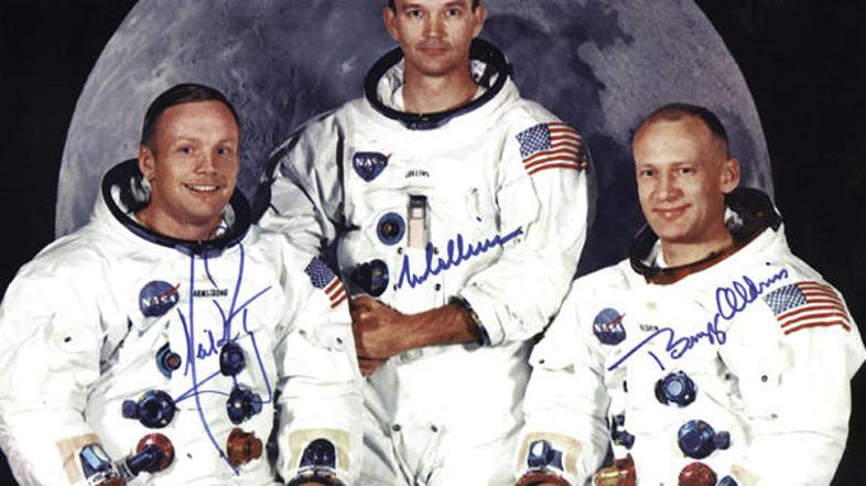 Od leve proti desne sedijo Neil Armstrong, poveljnik Michael Collins in pilot Ed