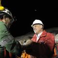 Pinera je takole pozdravljal rešene rudarje. (Foto: Reuters)