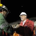 Pinera je takole pozdravljal rešene rudarje. (Foto: Reuters)