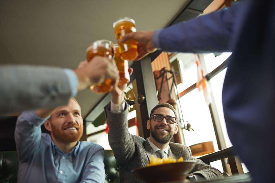 Moški pijejo pivo in nazdravljajo v baru | Avtor: Profimedia