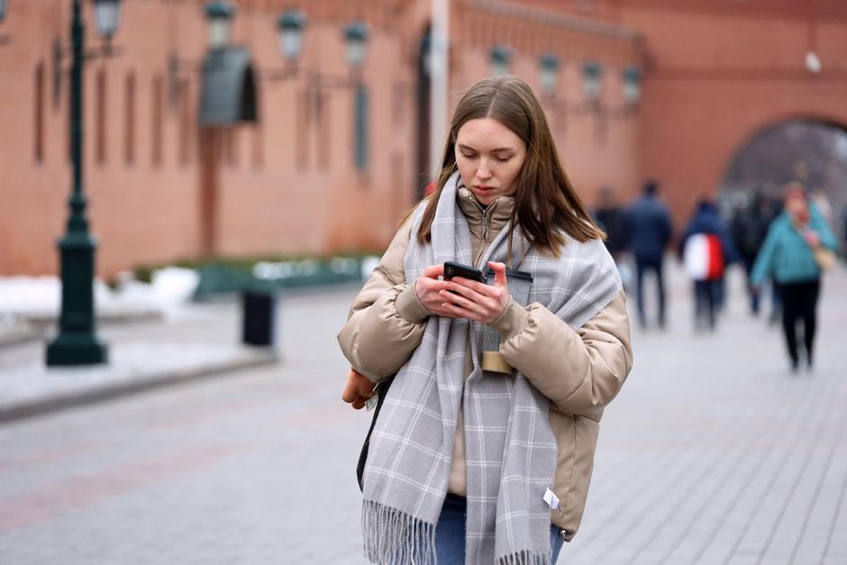 Dekle hodi po ulici in gleda mobilni telefon | Avtor: Profimedia