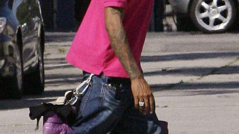 Tatuji na glasbenikovi roki bodo kmalu izginili. Otročje slike bo nadomestila no