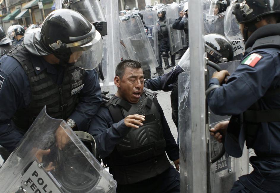 Spopad policije in učiteljev v Mehiki