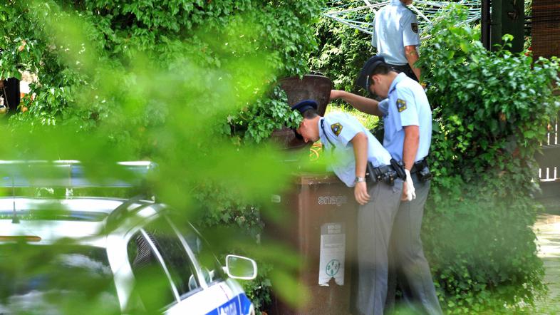 Policija je v petek za dokazi okoli prizorišča grozljivega umora stikala celo po