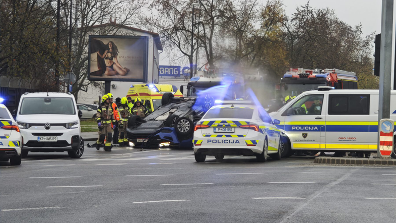 Prometna nesreča, izvoz Jarše, avto na strehi