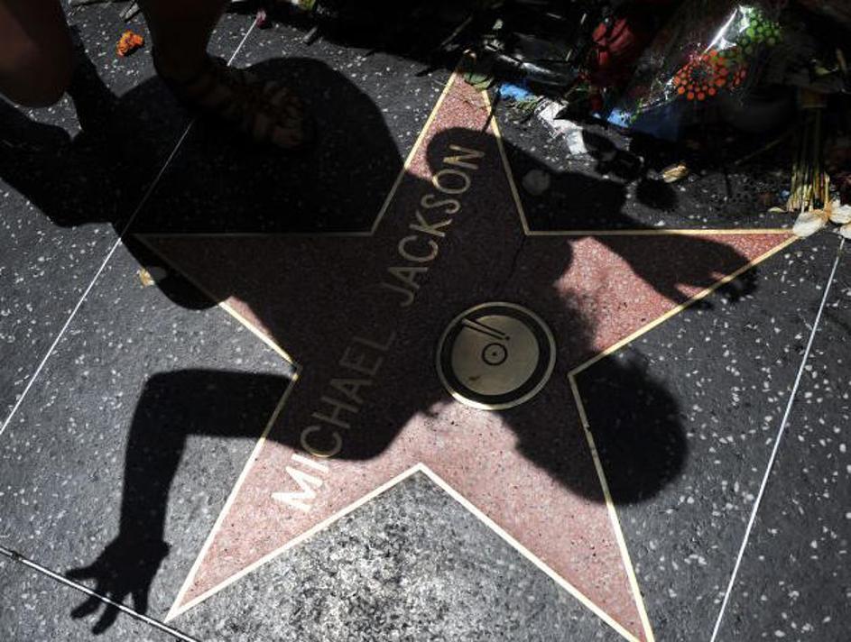 Oboževalec ob Jacksonovi zvezdi na Pločniku slavnih v Los Angelesu