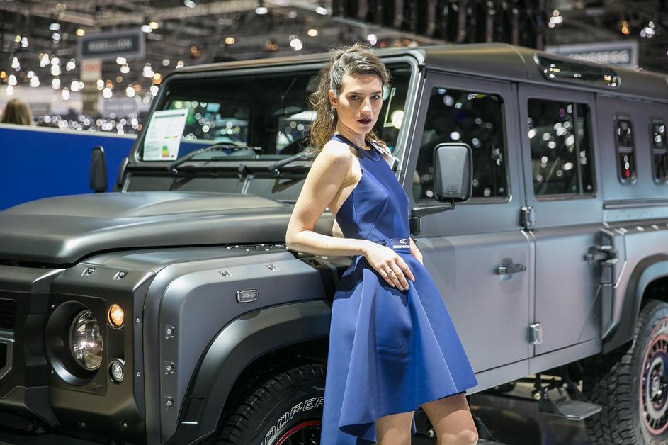 Hostese in hostesniki na avtomobilskem salonu v Ženevi