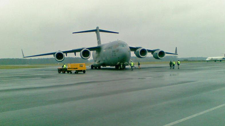 Vojaki bi sicer morali pristati že okrog devete ure, a je imelo letalo zamudo. F