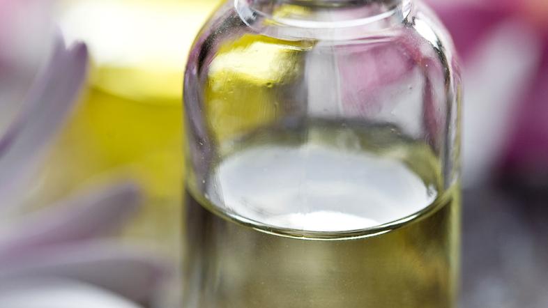 Od naravnih pripomočkov je učinkovito eterično olje avstralskega čajevca, pravi 