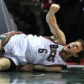 NBA padec zlom zvin roka Andrew Bogut Milwaukee Bucks