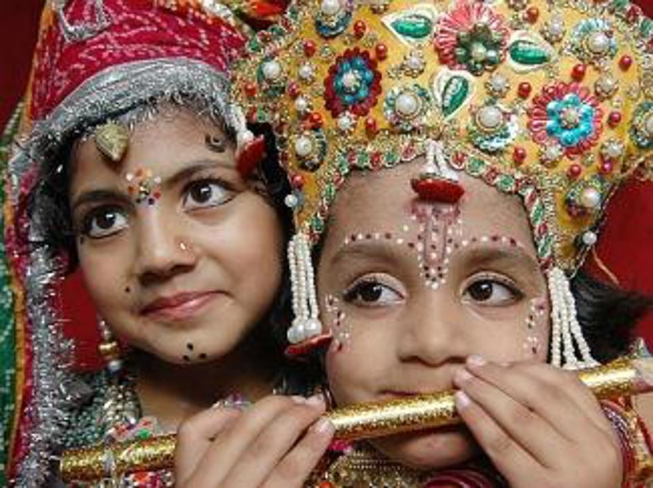 Veliko otrok za Janmashtami dobi flavto, na katero naj bi kot deček igral tudi K