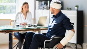 moški poškodba glave poškodba roke pisarna invalidski voziček