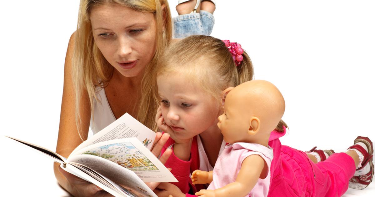 Ребенок читает стих маме