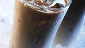 Če boste liker postregli v visokih kozarcih, vanj dodajte kar nekaj kock ledu. (