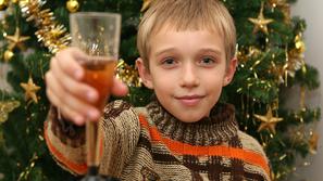 Otrok nazdravlja novemu letu
