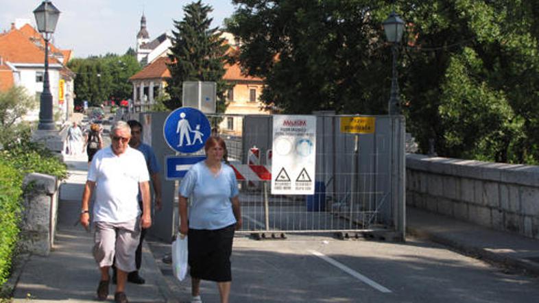 Pešci, ki jim je ob zapori na voljo celotna širina mostu, se bodo morali pojutri