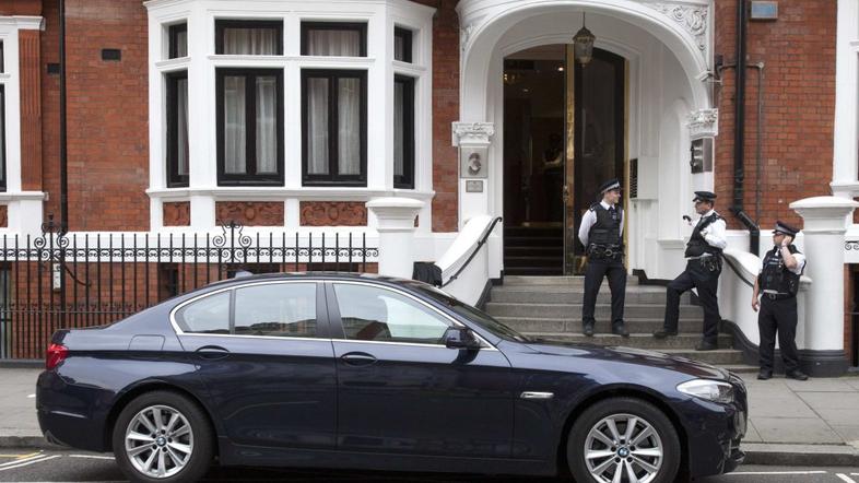 Policisti pred ekvadorskim veleposlaništvom v Londonu. Ustanovitelj Wikileaksa J