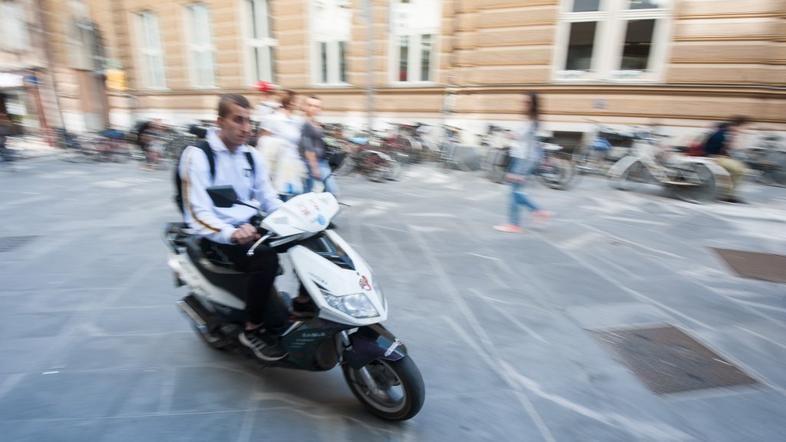 moped skuter čelada motorist skuterist