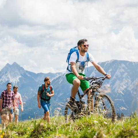 gore, kolo, pohodništvo, narava, prijatelji