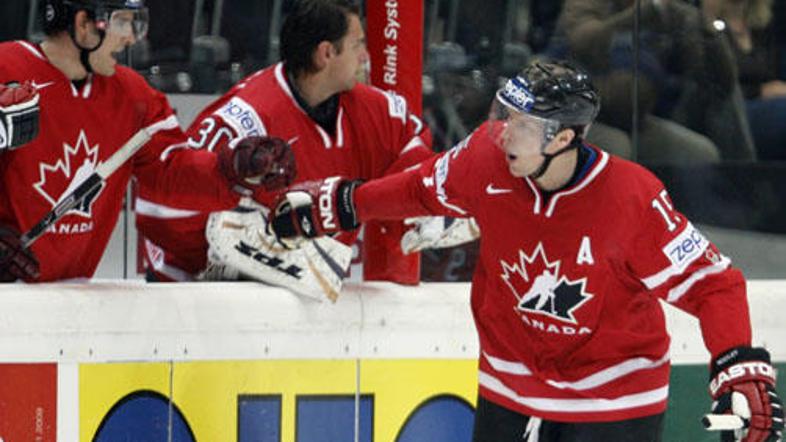 Izkušeni Danny Heatley je načel mrežo Latvijcev.