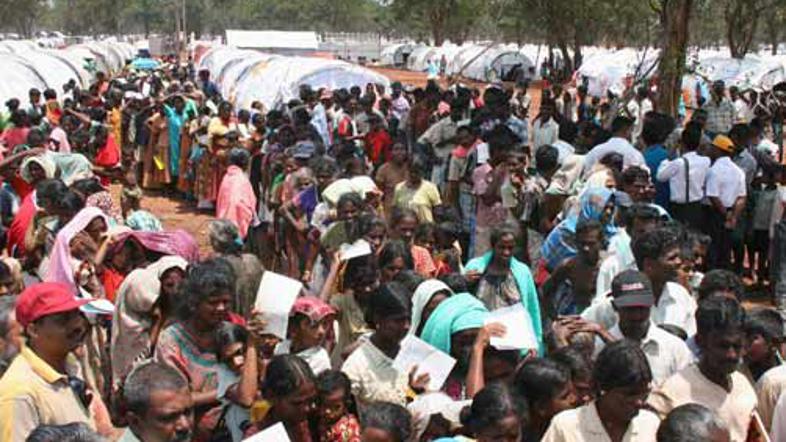 Na prizadetem območju naj bi bilo okoli 50.000 civilistov, pripadnikov tamilske 