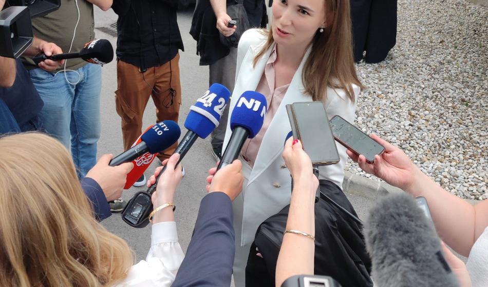 V boj za župansko mesto SDS pošilja vplivnico