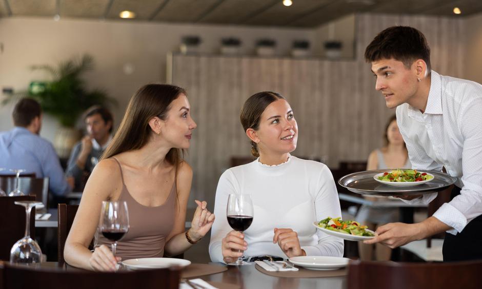 Mlad natakar odnese hrano iz mize | Avtor: Profimedia