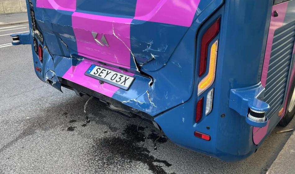 Prihodnost? Velik debi samovozečega avtobusa se je končal po nekaj urah