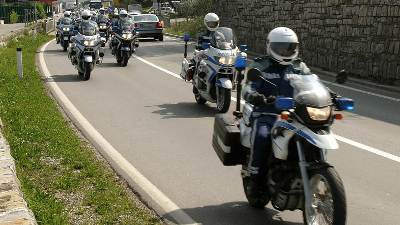 Policija je včasih trenirala strogost, danes pa so vadili vožnjo z motorjem.