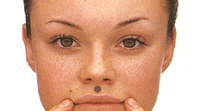 Stimulirajte akupunkturne točke ob robu ustnic, nad zgornjo ustnico, tik pod spo